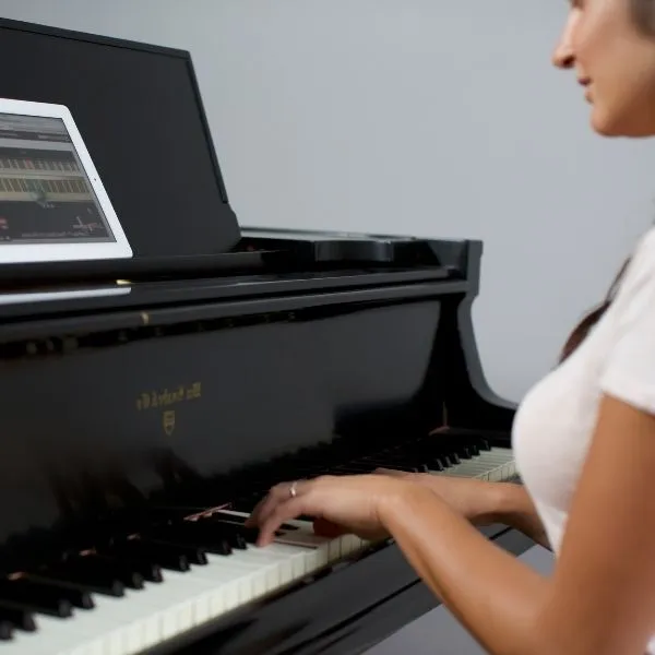 Piano lesson with AI assistance